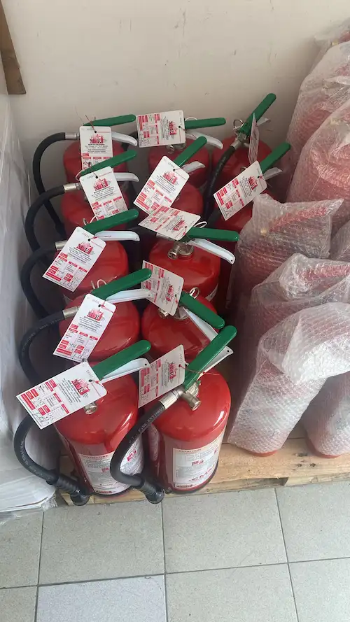 Estintori nuovi con cartellino MVR pronti per la consegna