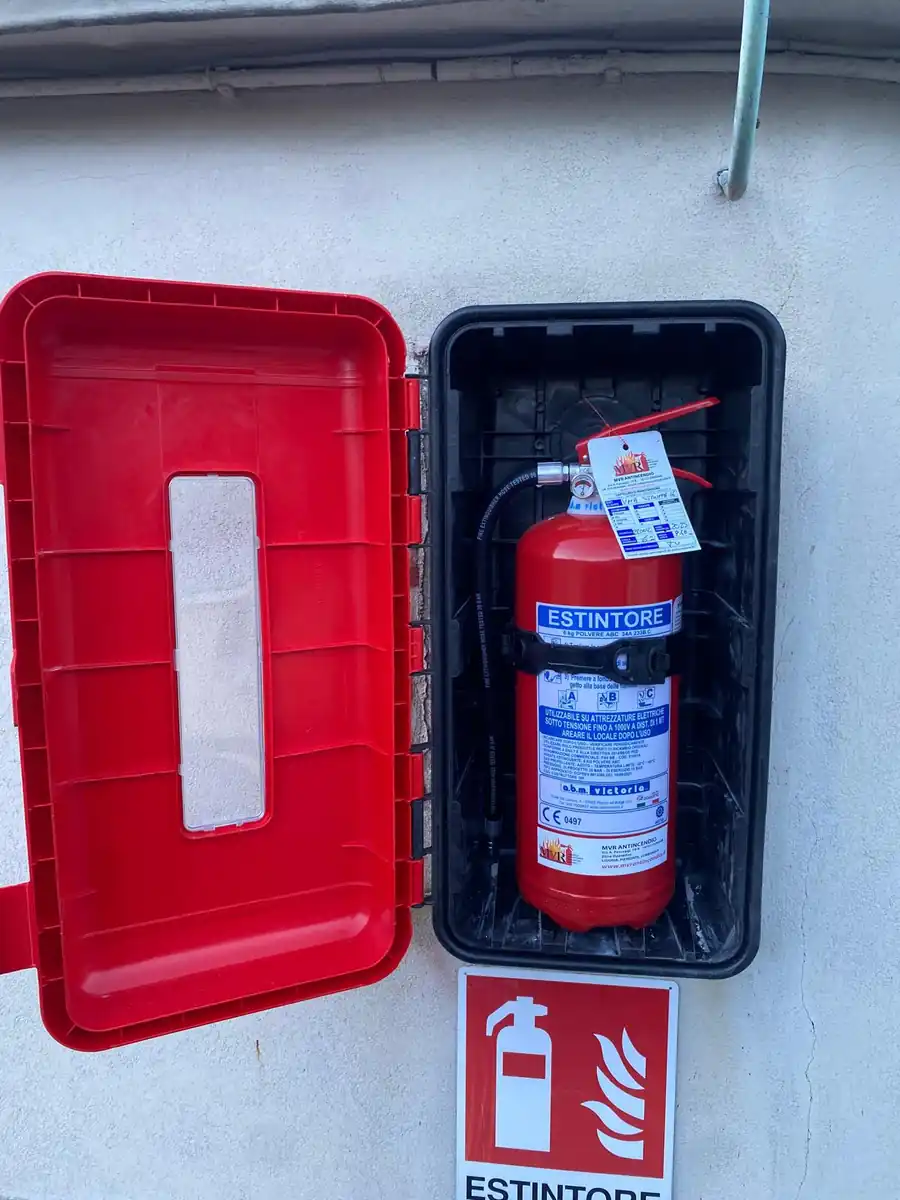 Cassetta da esterno aperta con estintore a polvere manutenuto da MVR
