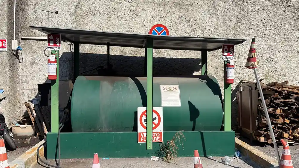 Serbatoio esterno protetto da estintori e segnaletica
