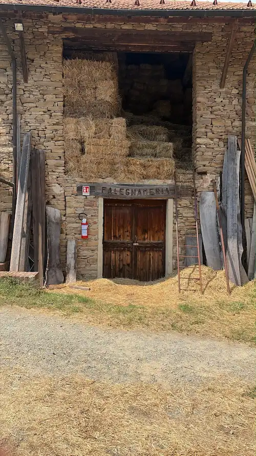 Estintore installato all'ingresso di una falegnameria in cascina