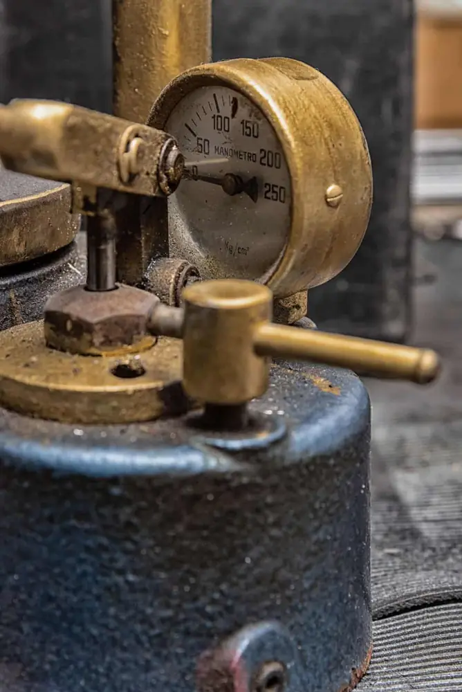 Manometro d'epoca su un apparecchio di prova in officina