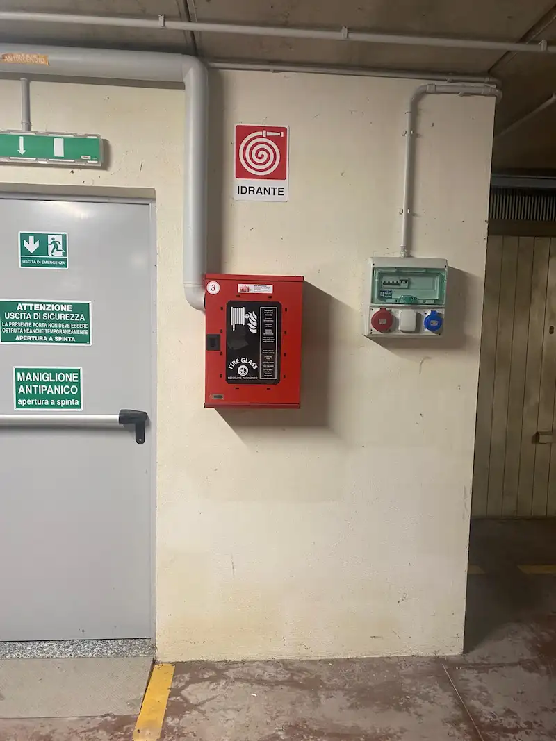 Cassetta idrante con segnaletica di sicurezza nell'autorimessa di un condominio