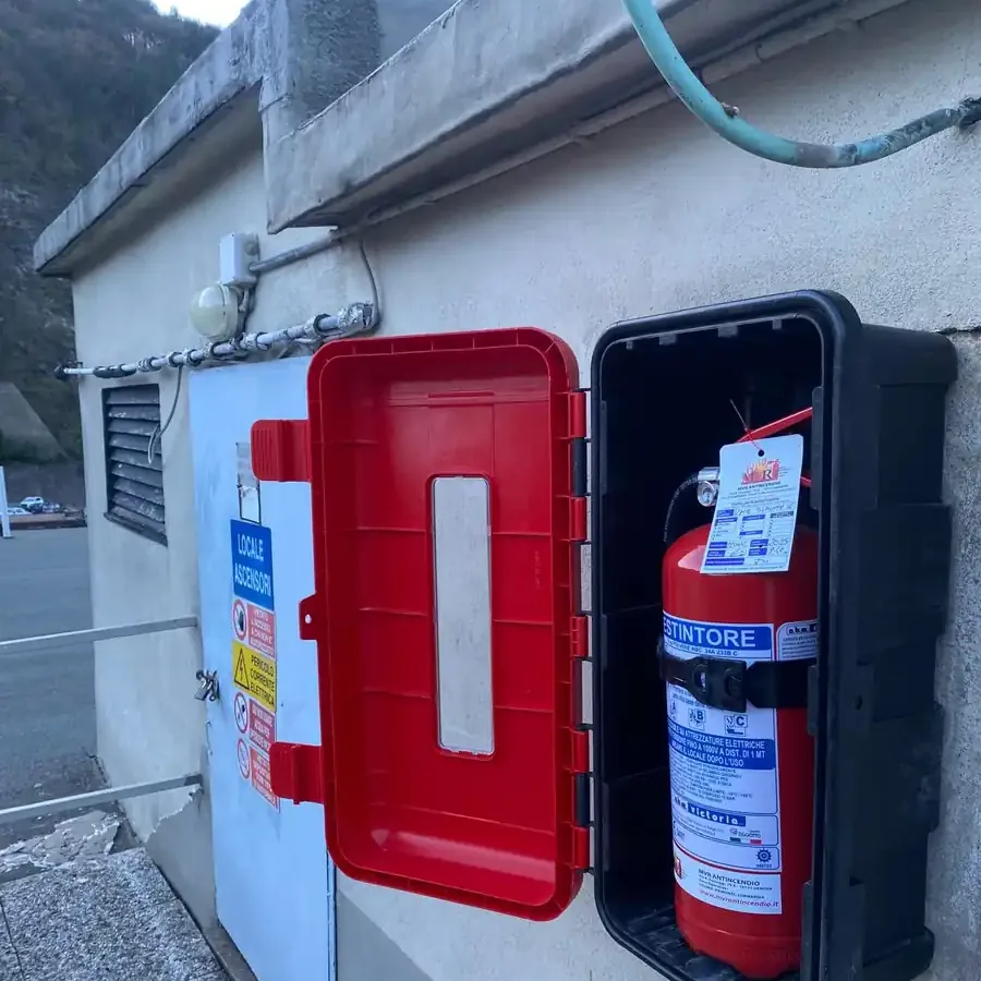 Cassetta con estintore all'esterno del locale ascensori di un condominio
