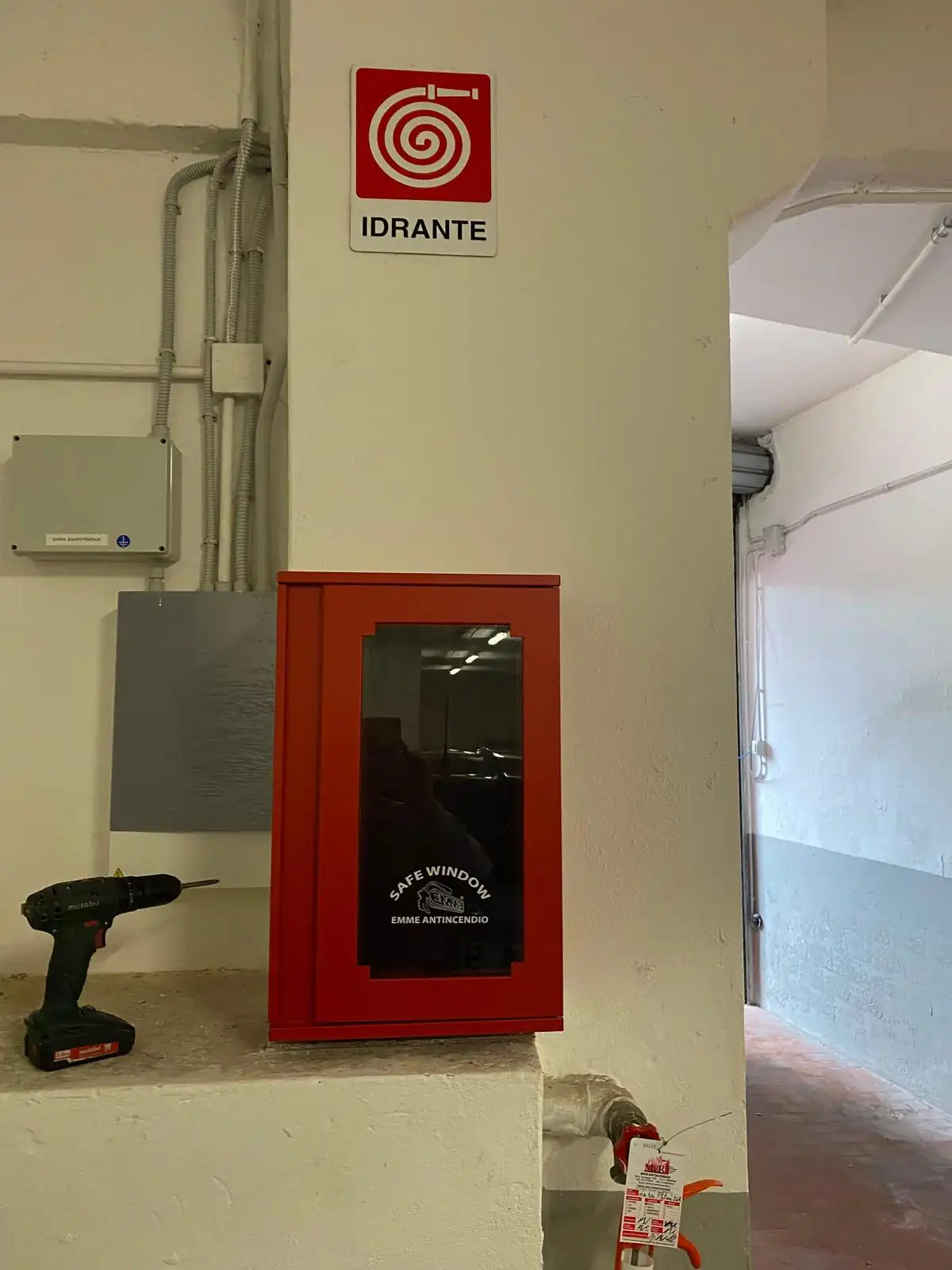 Cassetta idrante a muro con segnaletica in un edificio seguito da MVR