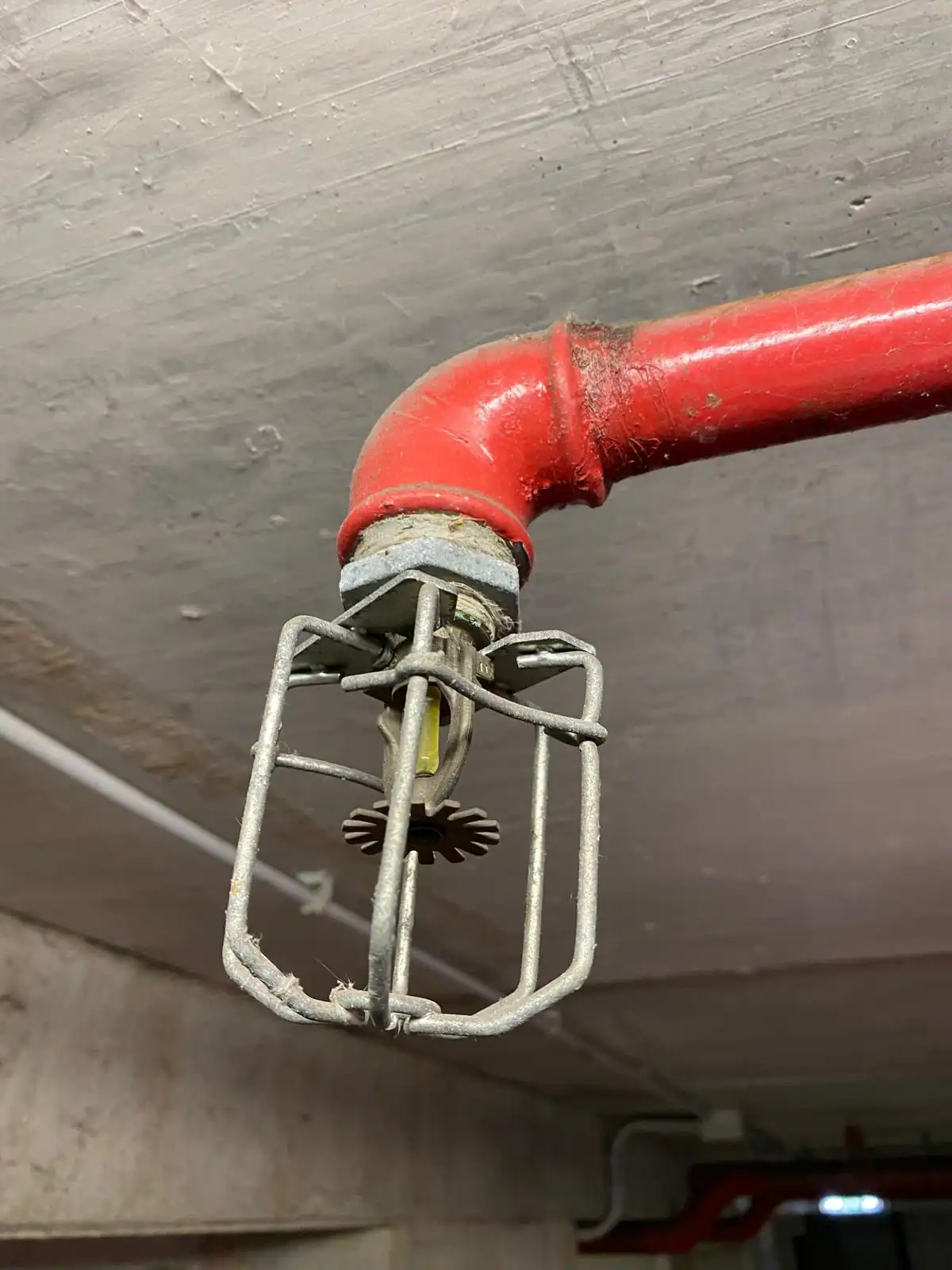 Erogatore sprinkler collegato alla rete di tubazioni sotto soletta