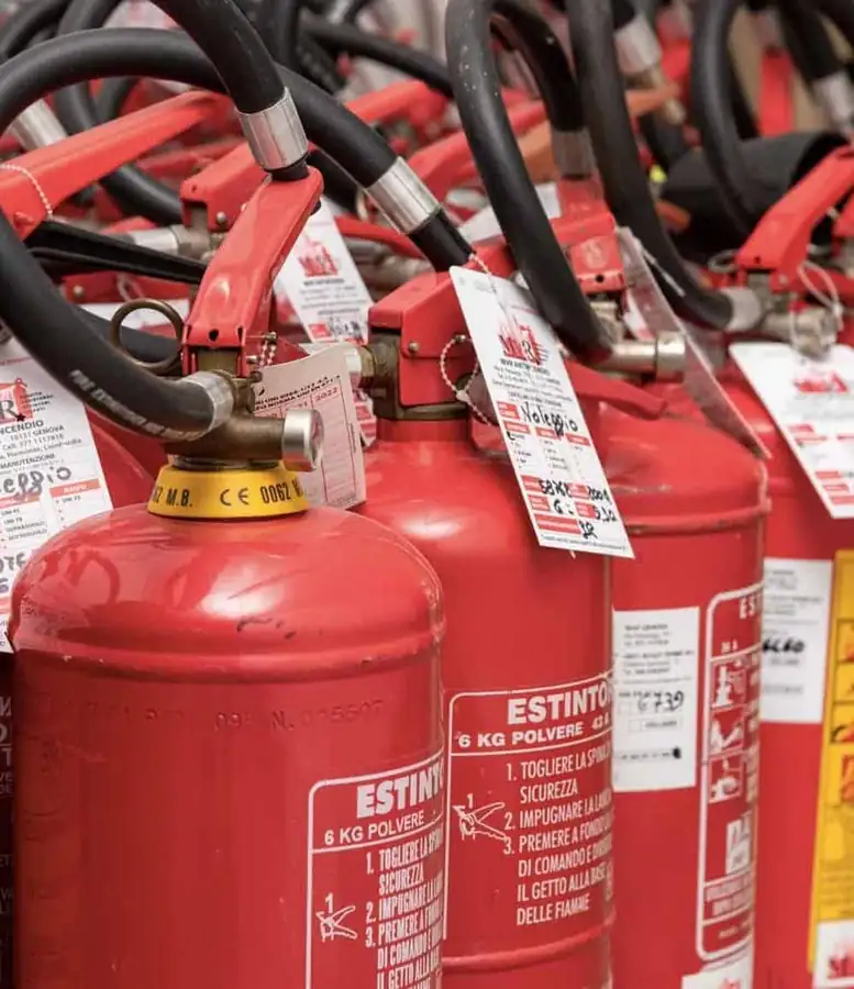 Estintori pronti per la consegna nel magazzino MVR Antincendio di Genova