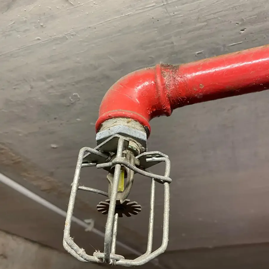 Erogatore sprinkler di un impianto di spegnimento in un capannone